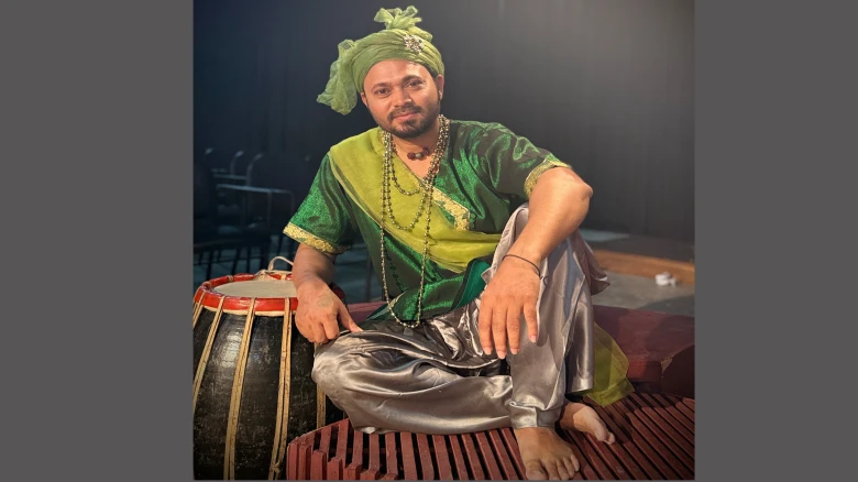 ছবির ক্যাপশন: 'চিত্রাঙ্গদা' নাটকে ঋতুরাজ বসন্ত রূপে অভিনেতা নিশক