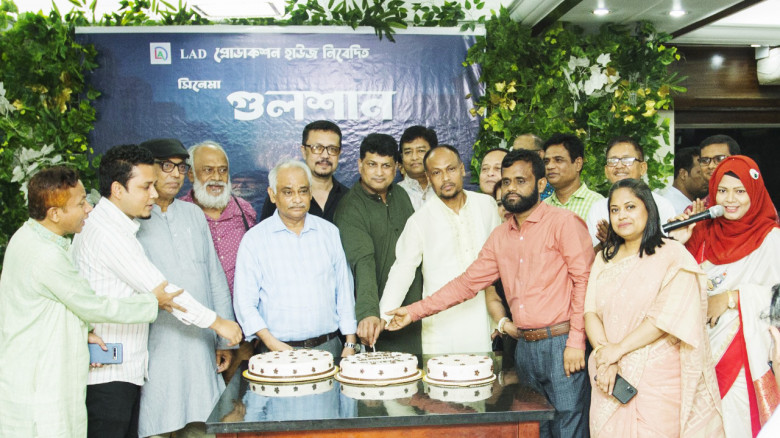 বিকিনিতে নজরকাড়া মালাইকা, প্রেমের গুঞ্জনে মুখর বলিউড!