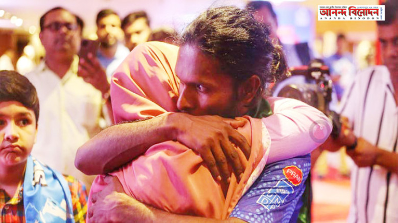 বিকিনিতে নজরকাড়া মালাইকা, প্রেমের গুঞ্জনে মুখর বলিউড!
