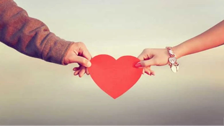 পুরুষ না নারী—কে বেশি ভালোবাসে? সম্পর্কের এই চিরন্তন প্রশ্নের উত্তর কী